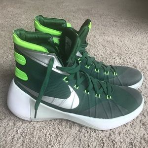 NIKE HYPERDUNK BASKETBALL SHOES